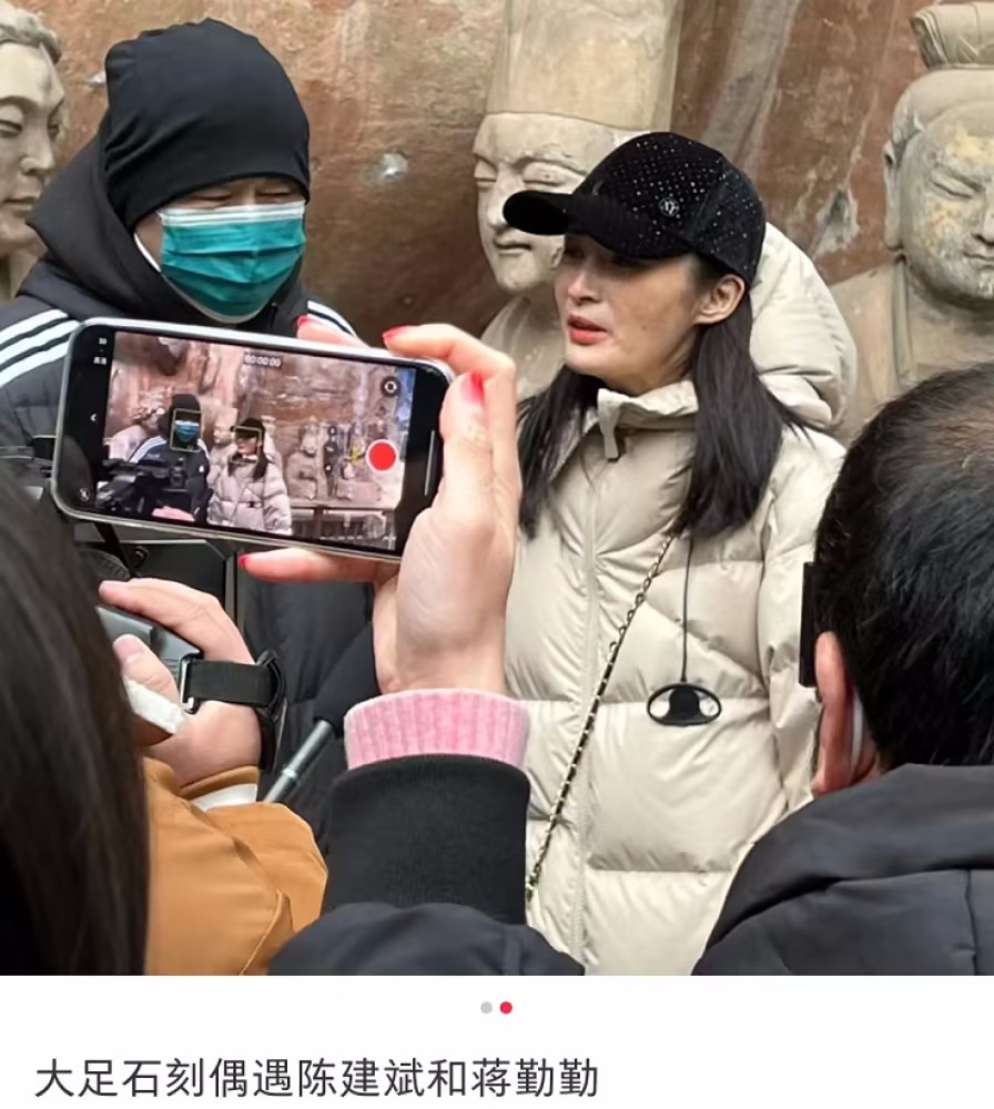 陈建斌陪老婆回重庆过年,逛名胜古迹,天使脸色发黄过敏